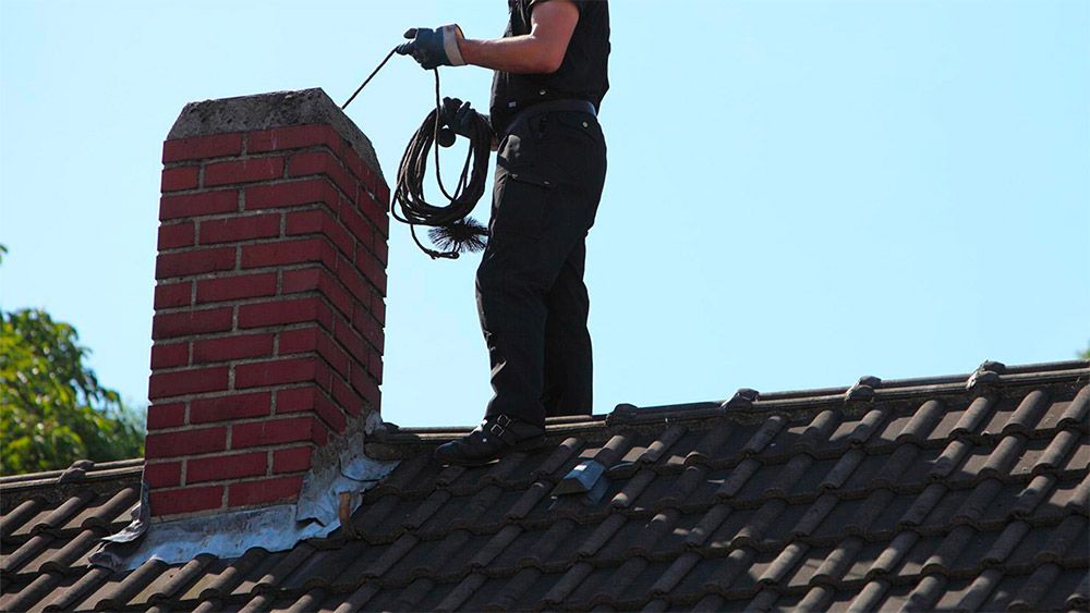 Ramonage d'un conduit de cheminée au hérisson