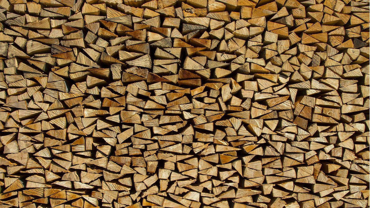 Bûches de bois de chauffage sec, fendu, prêtes à l'emploi — Flamme & Co