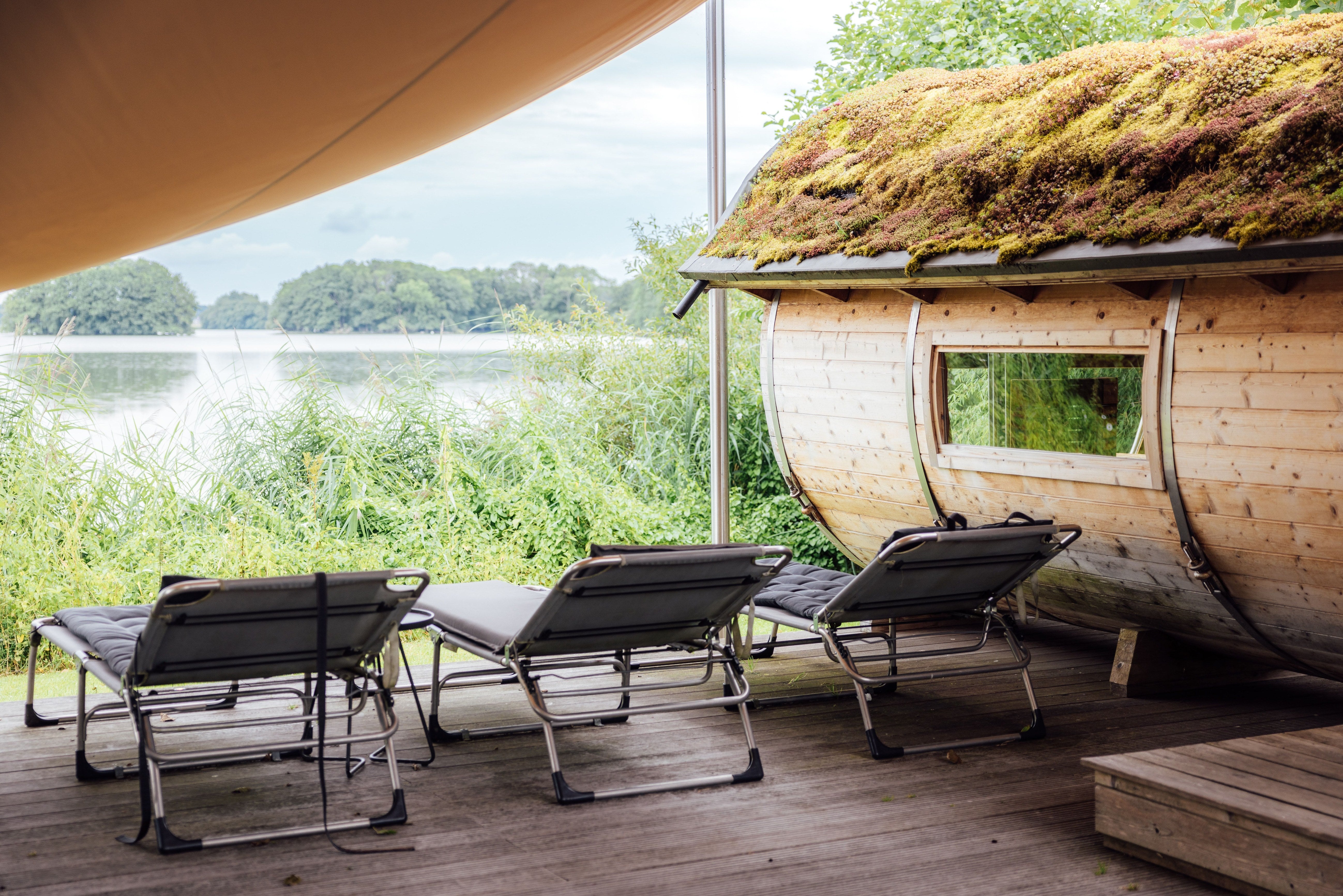 Sauna extérieur en bois au bord de l'eau