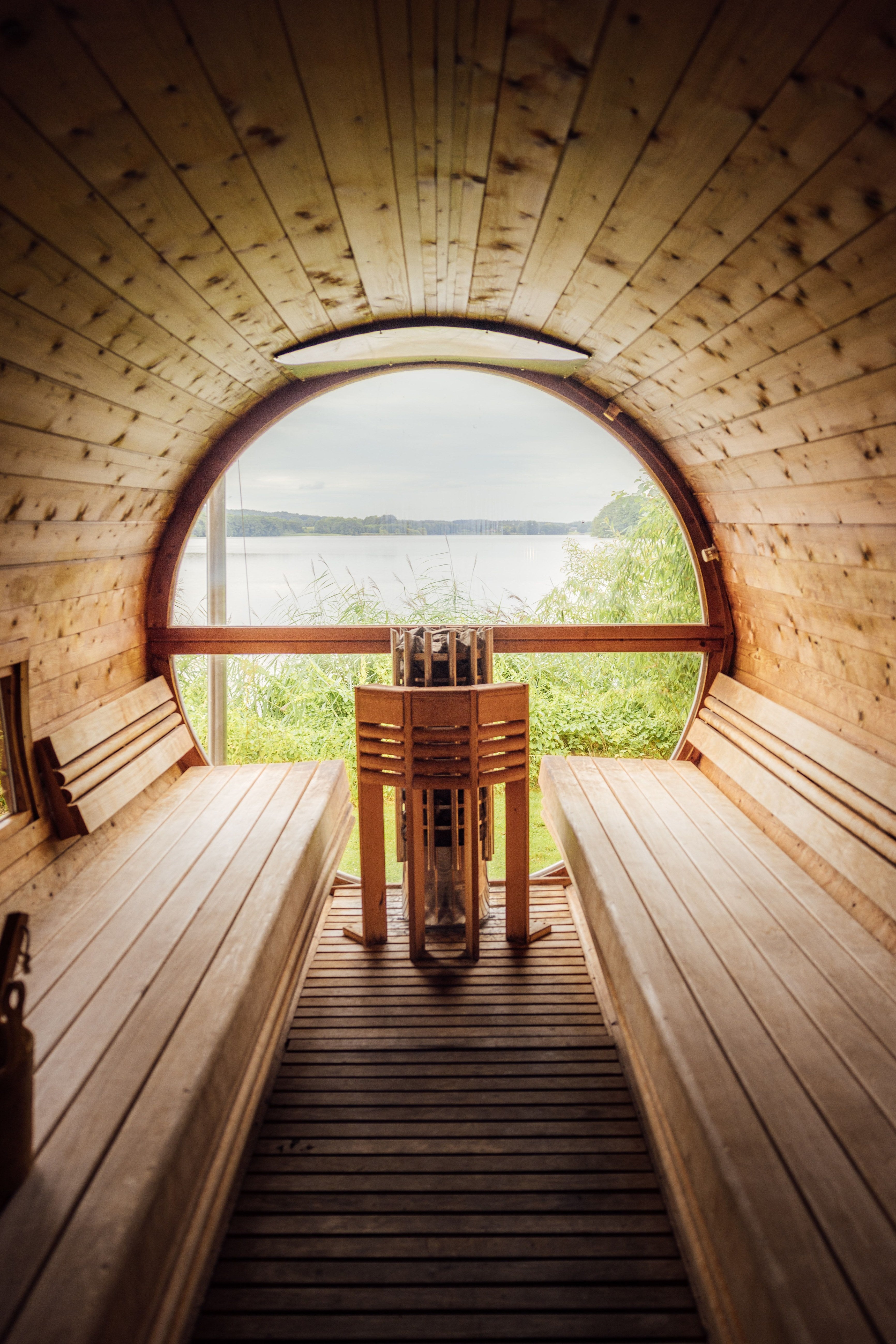 Intérieur de sauna en bois avec banquettes